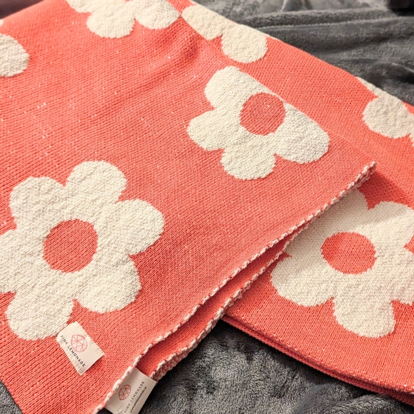 Pink Lemonade Crimson Thick Thin Flower Blanket - Picture 2 of 3